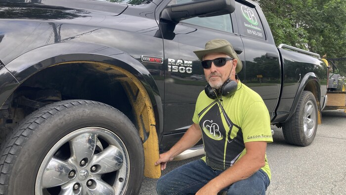 Alain Beaudoin montre la peinture sur sa voiture. 