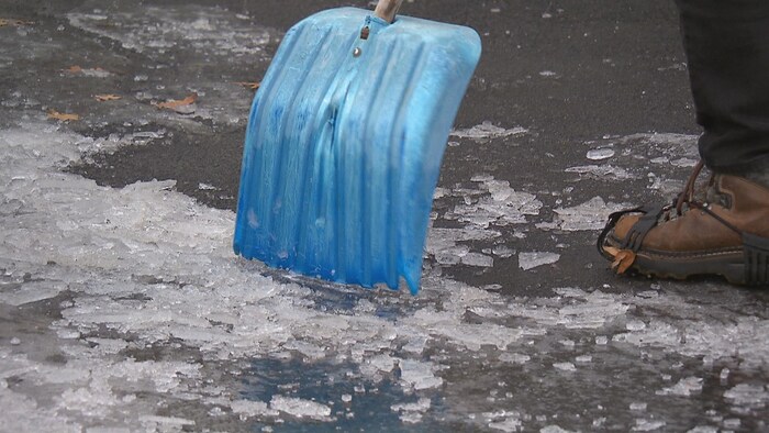 Une pelle avec de la glace.