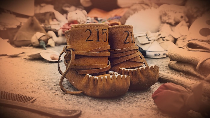 Une paire de mocassins arbore le chiffre 215, faisant référence aux 215 victimes de Kamloops.