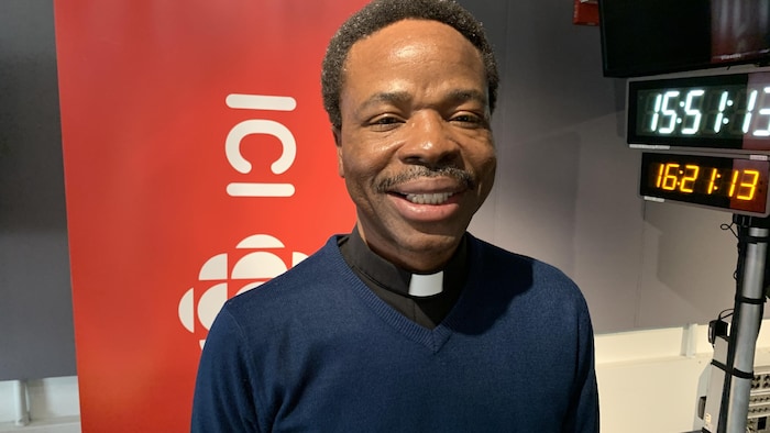 Alain Dosseh dans un studio radiophonique.