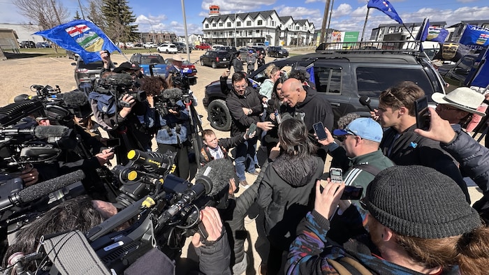 Mitch Sylvestre s'adresse à de nombreux journalistes autour de lui.