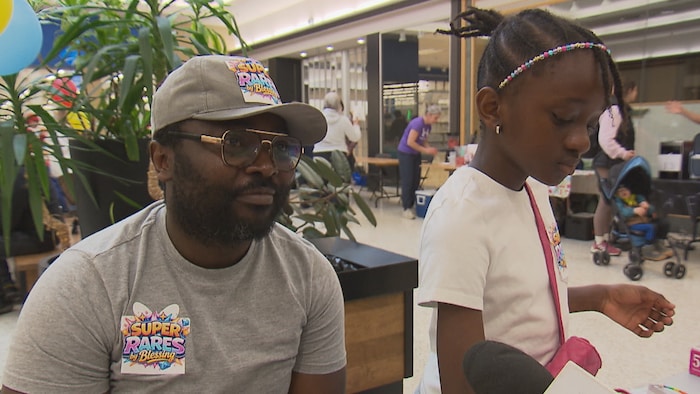 Deux personnes dans un centre d'achat.