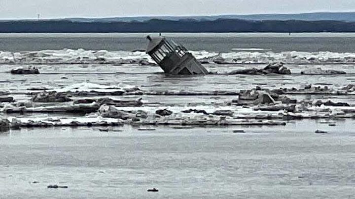 La partie supérieure d'un phare qui dérive dans l'eau.