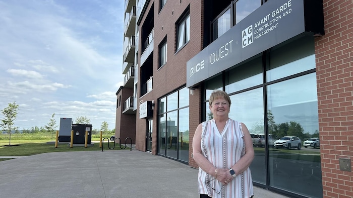 A woman in front of her apartments block canadians sulk united states, tourist