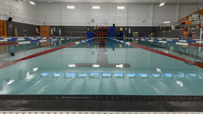 Corridors de natation vides d'une piscine intérieure.