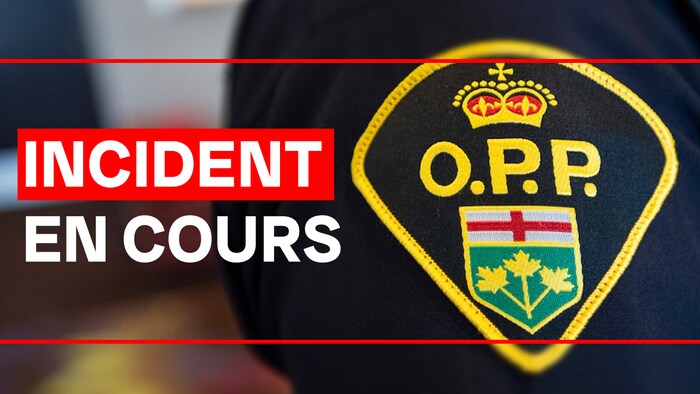 L'épaulette d'un agent de la PPO avec les mots incident en cours