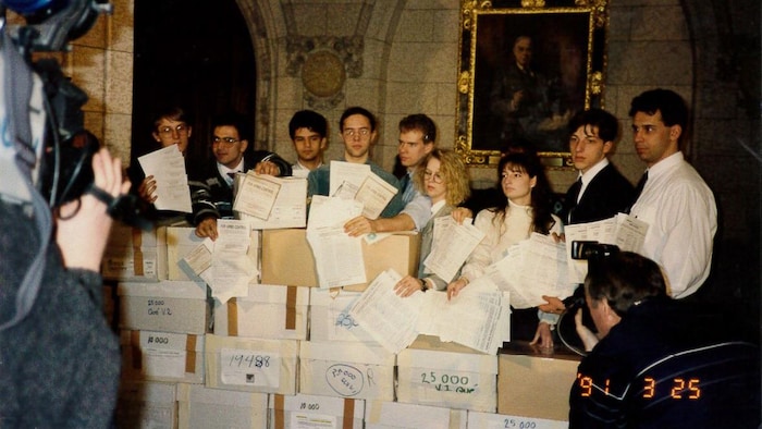 Des étudiants devant des boîtes de documents à la Chambre des communes en mars 1991.
