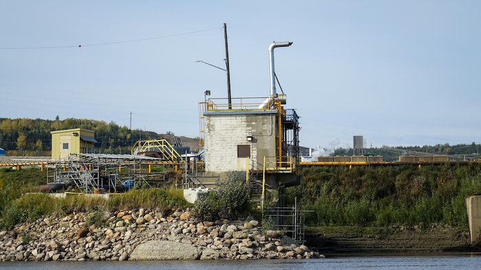 Un batiment de béton est construit au-dessus de la rivière aux abords de la mine Base de Suncor en septembre 2026.