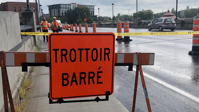 Une affiche « trottoir barré » sur le pont Montcalm, à Sherbrooke.