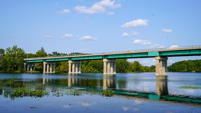 La rivière Magog et le pont Jacques-Cartier. 
