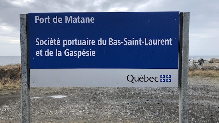 Un panneau annonçant la Société portuaire du Bas-Saint-Laurent et de la Gaspésie.