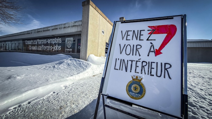 Un tableau invitant les gens à l'intérieur du NCSM Jolliet.