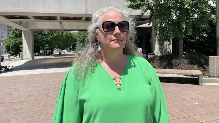 Une femme pose devant le palais de justice d'Ottawa