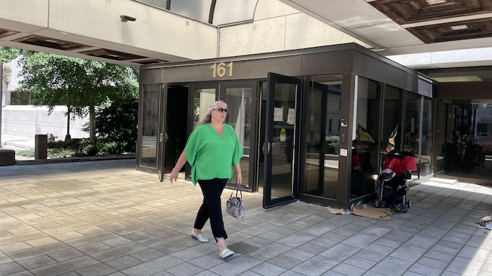 Une femme sort du palais de justice d'Ottawa