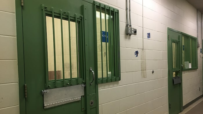 Cellules où les détenus sont en attente de leur comparution au palais de justice de Chicoutimi.