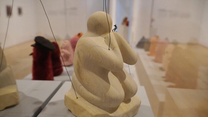 Une sculpture dans une salle d'exposition.