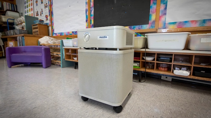Un purificateur d'air HEPA portatif dans une salle de classe.