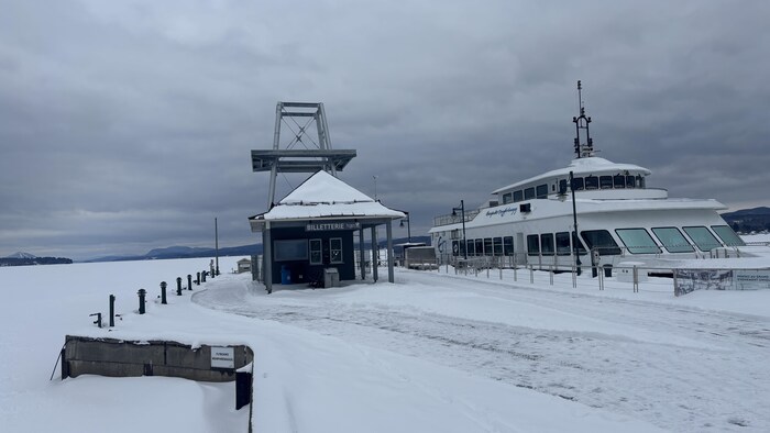 Un quai sous la neige.