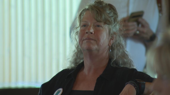 Rachel Sorenson lève la tête et écoute attentivement une rencontre à Red Deer le 12 août.