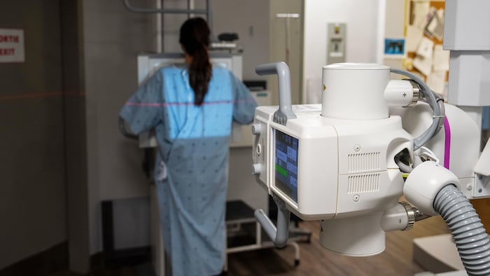 Un patient subit un examen de radiographie pour la tuberculose.