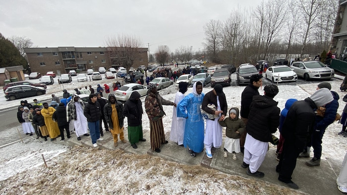 Des milliers de fidèles en ligne devant une salle de prière à Sherbrooke. 