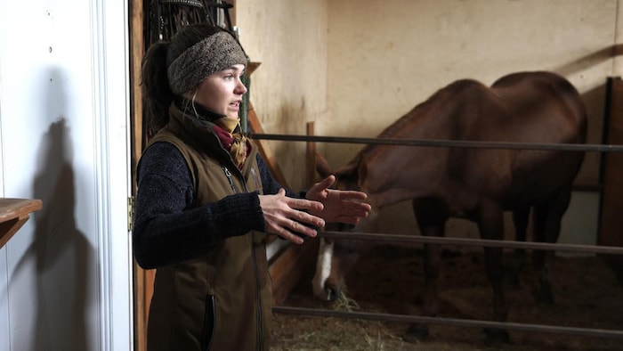 Une femme dans une écurie.