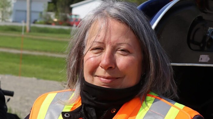 Une femme avec un dossard orange,