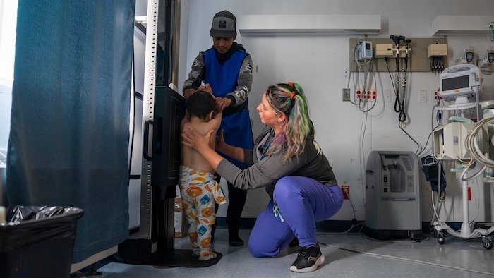 Une technicienne effectue une radiographie pulmonaire d'un enfant à Akulivik.