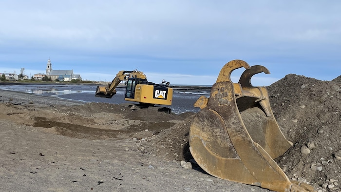 Une pelle mécanique sur une plage.