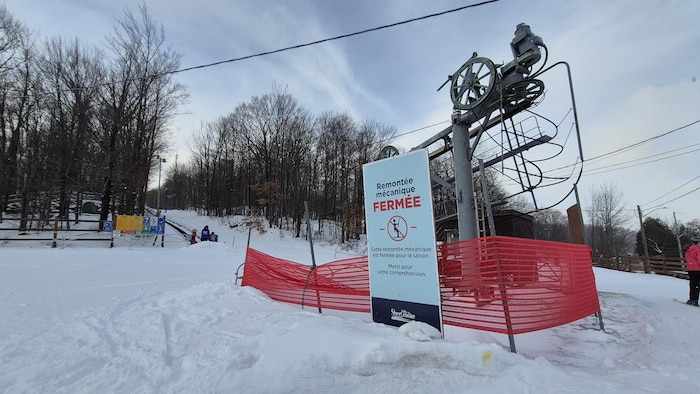Le téléski du parc du Mont-Bellevue.