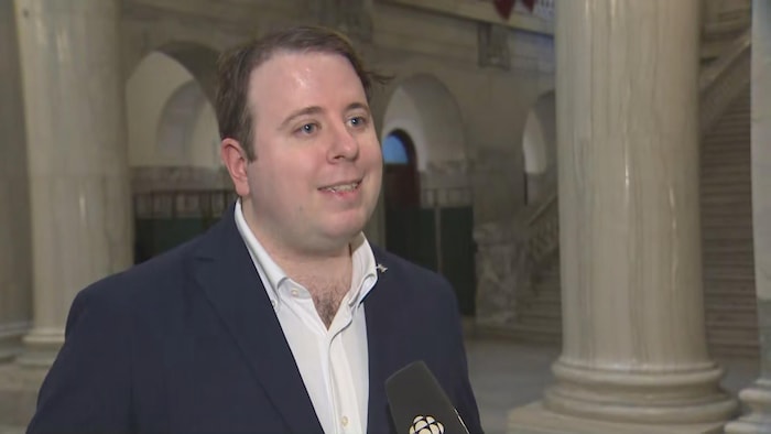 Renaud Brossard est en entrevue avec un journaliste de Radio-Canada à la Rotonde à Edmonton le 27 février 2025.