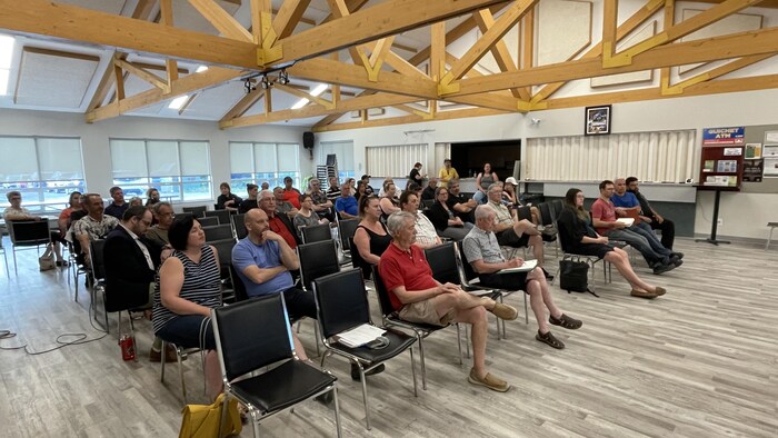 Des citoyens assis dans la salle communautaire de Dubuisson.