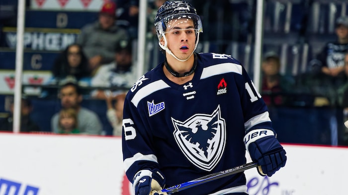 Florent Houle sur la glace dans l'uniforme du Phoenix de Sherbrooke.