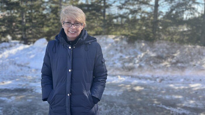 Une femme est dehors.