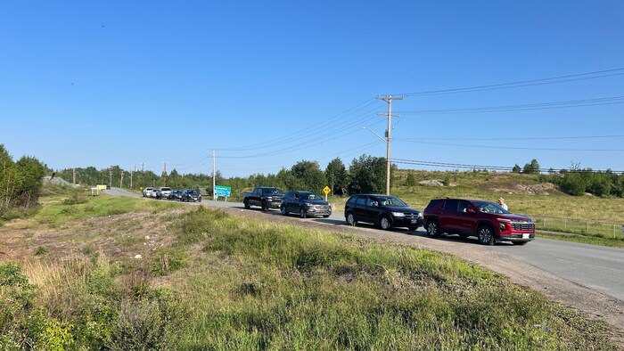 Une file de voitures stationnées sur une route.