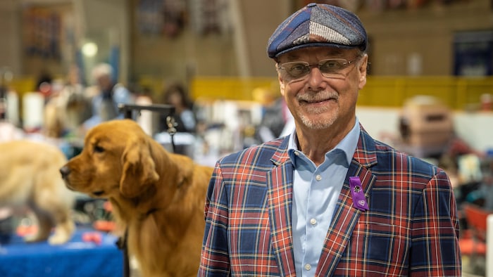 Richard Paquette pendant l'exposition canine.