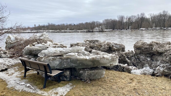 Un énorme morceau de glace sur une berge.
