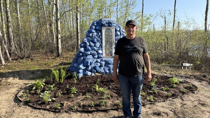 Robert Malbeuf debout devant le monument bleu.