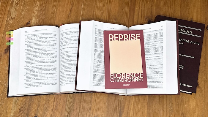 Le livre «Reprise» de Florence Chadronnet déposé sur des livres de droit.
