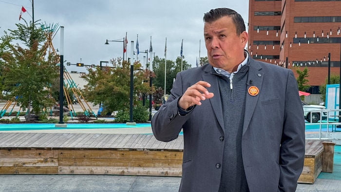 Ron Quintal répond à des questions au centre-ville de Fort McMurray en septembre 2026.