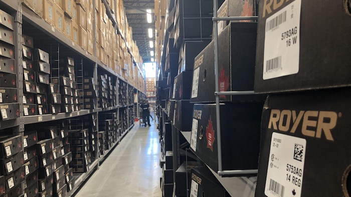Des boîtes de bottes empilées. 