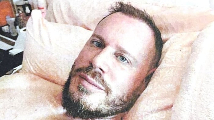 Cette photo récemment publiée de Ryan Wedding aurait été prise au Mexique l'été dernier, selon le bureau local du FBI à Los Angeles, qui a publié la photo lundi soir. (FBI)