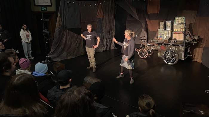 Deux personnes sur une scène devant un public.