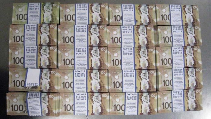 Saisie d'un million de dollars canadiens contrefaits à Gatineau |  Radio-Canada