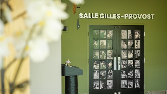Inscription sur le mur «SALLE GILLES-PROVOST» au-dessus de portes fermées.