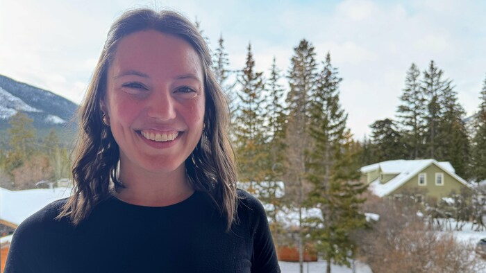 Savanna Yeager sourit devant un paysage de montagnes. 