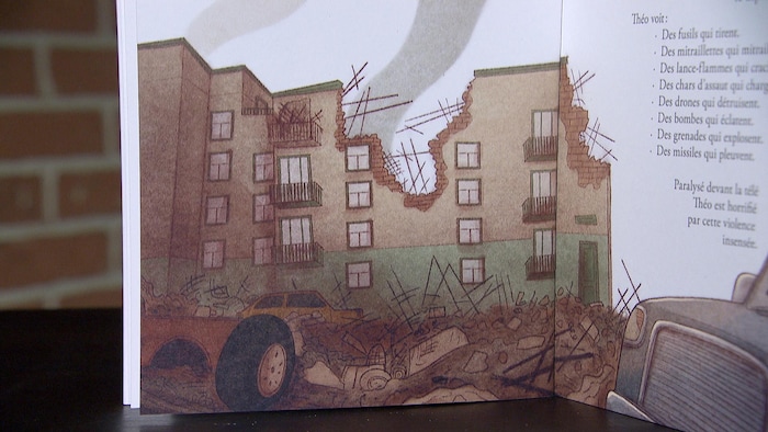 Une page du livre « Semer des soleils » d'Andrée Poulin qui montre un édifice détruit.