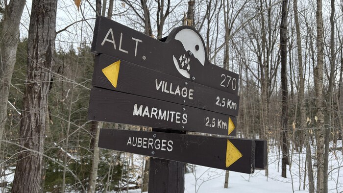 Une enseigne avec des directions.