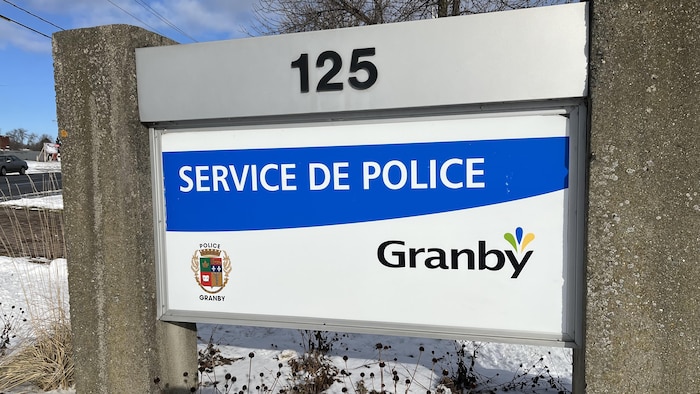 Une affiche du Service de police de Granby. 