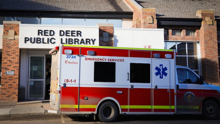 Un véhicule de services d'urgence de la ville de Red Deer stationné à l'entrée de la bibliothèque de Red Deer.